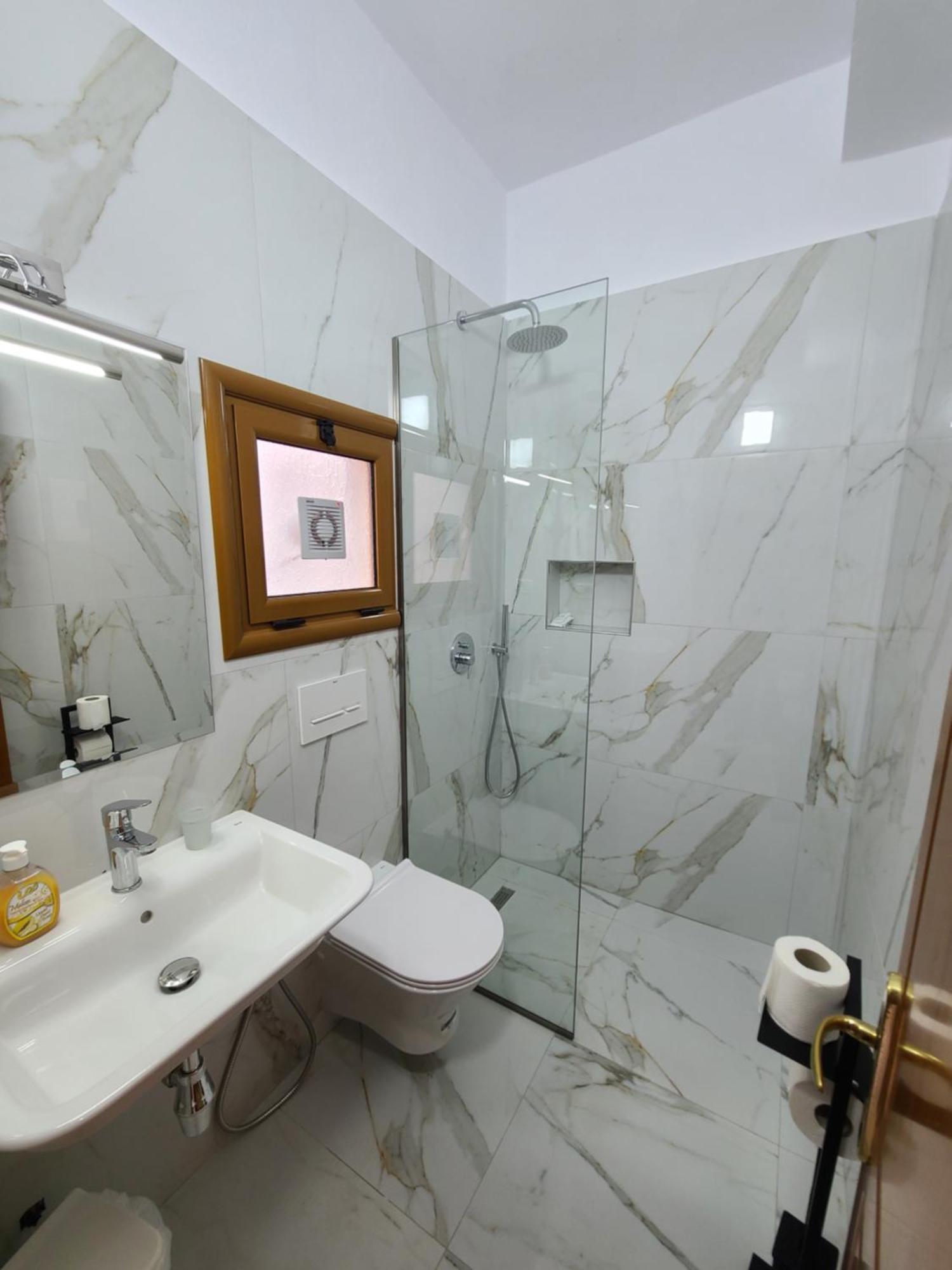 Hotel Martini Vlorë Rom bilde