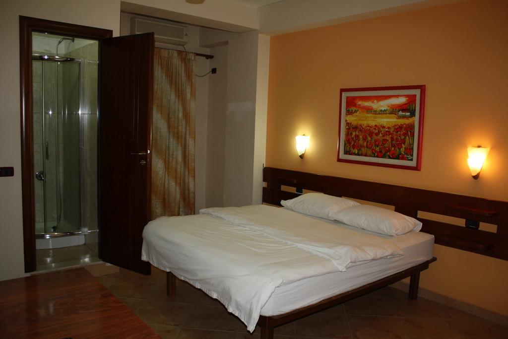 Hotel Martini Vlorë Rom bilde